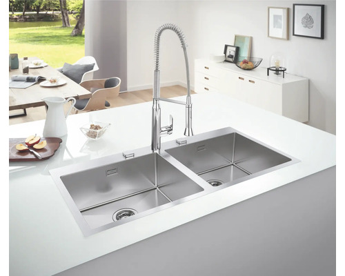 Évier avec deux cuves et robinet à ressort