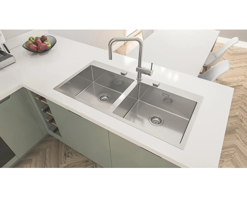 Double évier en acier inoxydable avec robinet dans une cuisine moderne