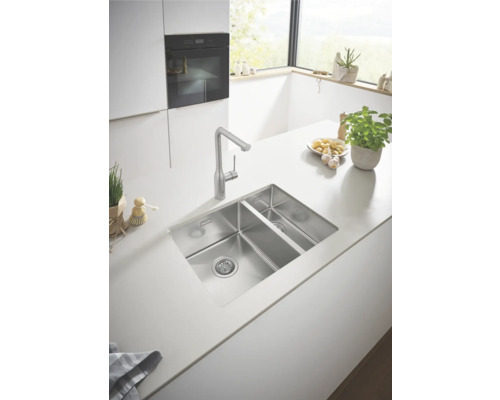 Évier en acier inoxydable avec égouttoir dans une cuisine moderne