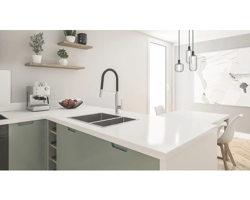 Cuisine claire avec évier, robinetterie et plan de travail