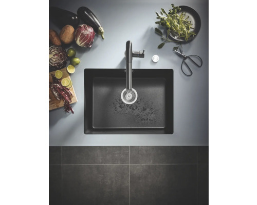 Évier de cuisine avec robinetterie et légumes