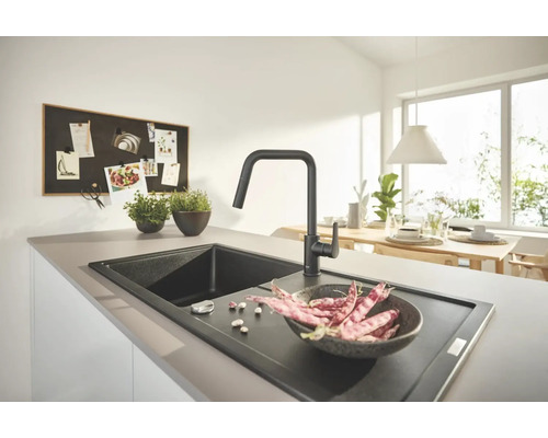 Scène de cuisine avec évier, robinet et une assiette de haricots