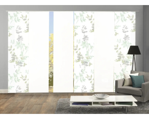 Raumansicht mit Schiebegardinen mit Blättermuster