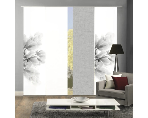 Schiebegardinen mit Blumenmuster in einem Wohnzimmer