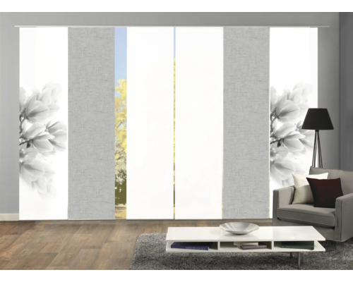 Raumszene mit Schiebegardinen, einigen mit Blumenmuster, zur Fensterdekoration