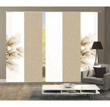 Pièce avec rideaux coulissants à motif floral et couleurs neutres