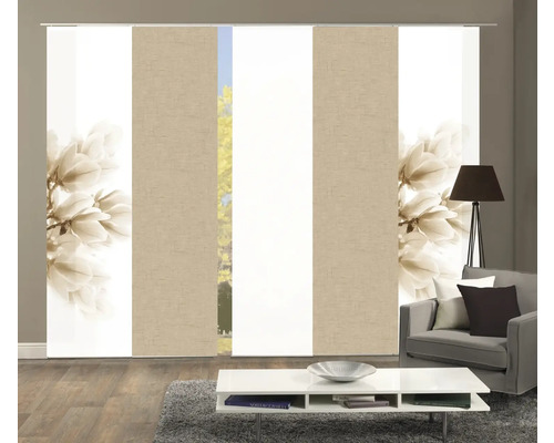 Pièce avec rideaux coulissants à motif floral et couleurs neutres