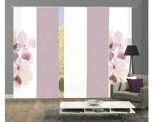 Pièce avec rideaux coulissants à motif floral