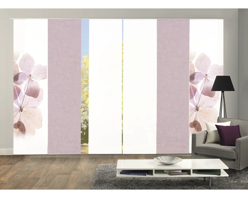 Pièce avec rideaux coulissants à motif floral