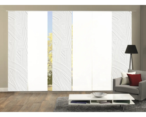 Vue d''une pièce avec des panneaux japonais devant une baie vitrée