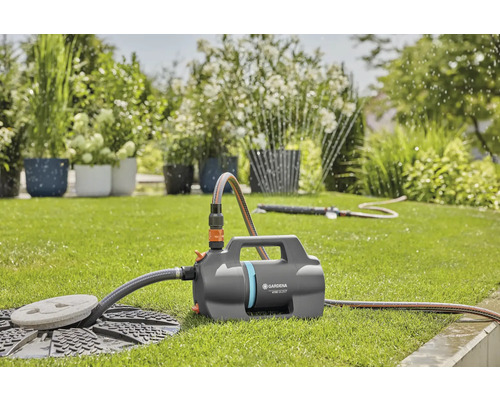 Pompe de jardin Gardena en utilisation sur une pelouse