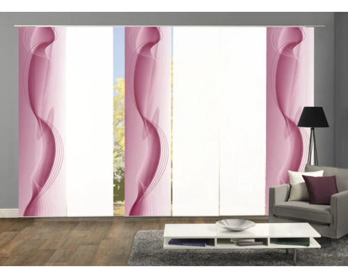 Schiebegardinen mit abstraktem Muster in einem Wohnzimmer
