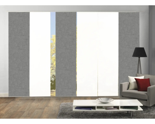 Wohnzimmer mit Schiebegardinen an der Fensterfront