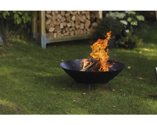 Feuerschale mit Feuer im Garten
