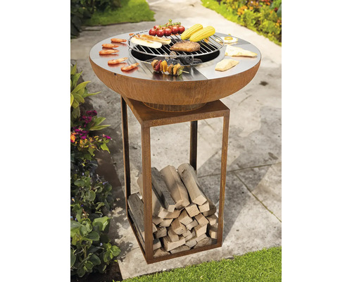 Runder Grilltisch aus Stahl mit Grillgut und Holz