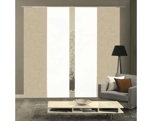 Wohnzimmer mit Flächenvorhängen, Lampe, Sessel und Tisch