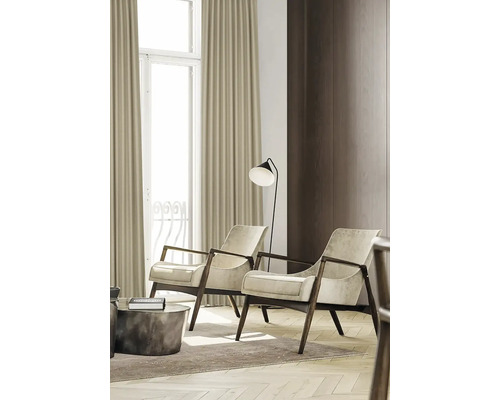 Wohnzimmer mit zwei Sesseln, Stehlampe und Vorhängen