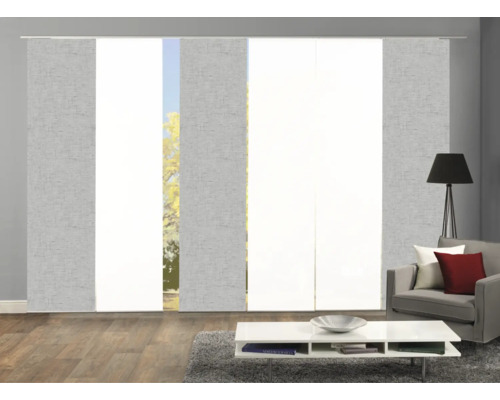 Salon avec rideaux coulissants pour la décoration de fenêtre