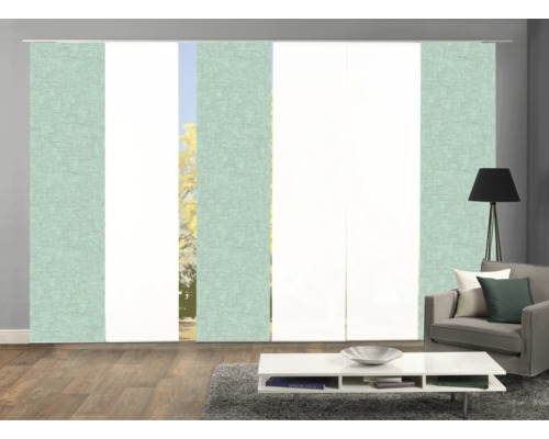 Wohnzimmer mit Schiebegardinen an der Fensterfront