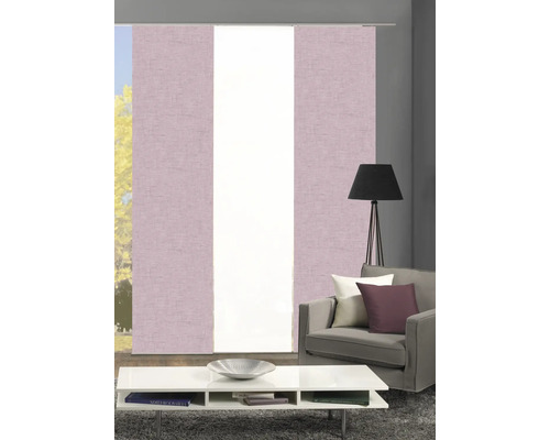 Wohnzimmer mit Schiebevorhängen, Sofa und Tisch.