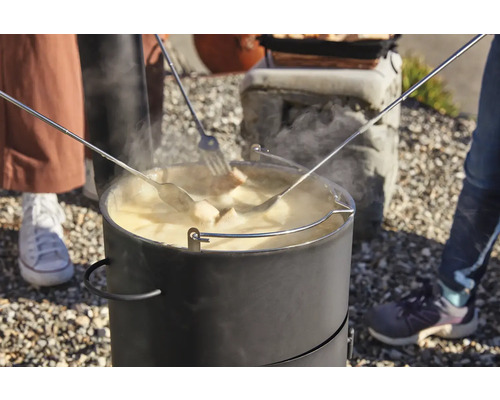 Kessel mit Speisen und Grillwerkzeug