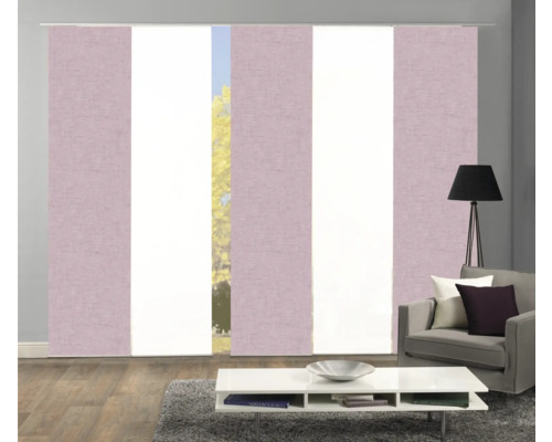 Schiebegardinen im Wohnzimmer mit Sofa und Tisch