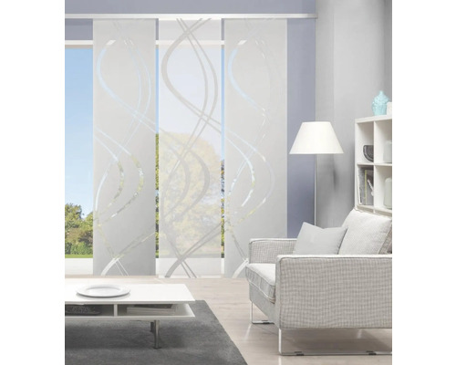 Wohnzimmer mit Schiebevorhang mit Wellenmuster vor dem Fenster.