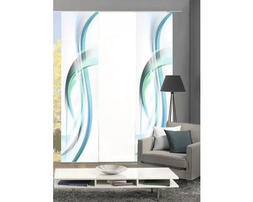 Wohnzimmer mit Schiebegardinen mit Wellenmuster, Couch und Tisch