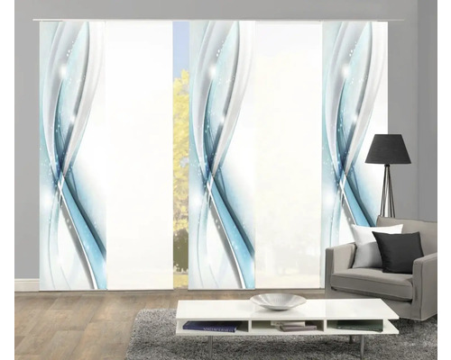 Dekorative Schiebegardinen mit abstraktem Muster im Wohnzimmer.
