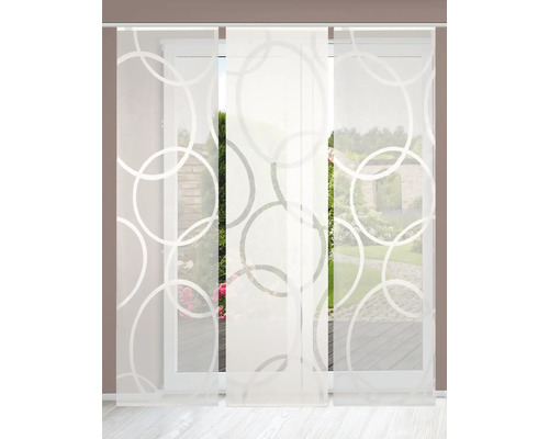 Écharpes décoratives avec motif circulaire devant une fenêtre