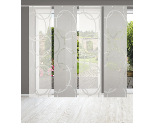 Vier transparente Schiebegardinen mit Kreismuster vor einer Terrassentür