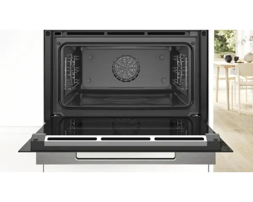 Vue intérieure d''un four ouvert avec ventilateur et rails coulissants latéraux