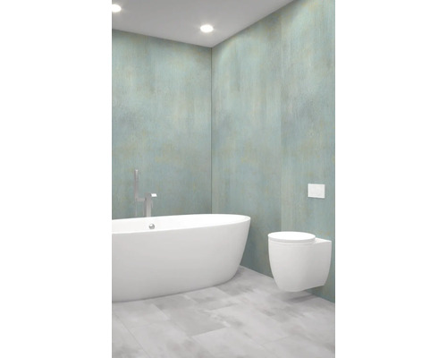 Helles Badezimmer mit Badewanne und Hänge-WC vor farbiger Wand