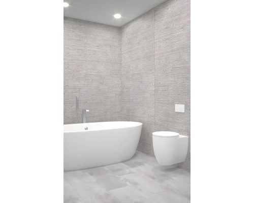 Modernes Badezimmer mit Badewanne und Wandtoilette vor strukturierter Wand