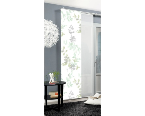 Raum mit Schiebegardine mit Pflanzenmuster, Beistelltisch und Teppich