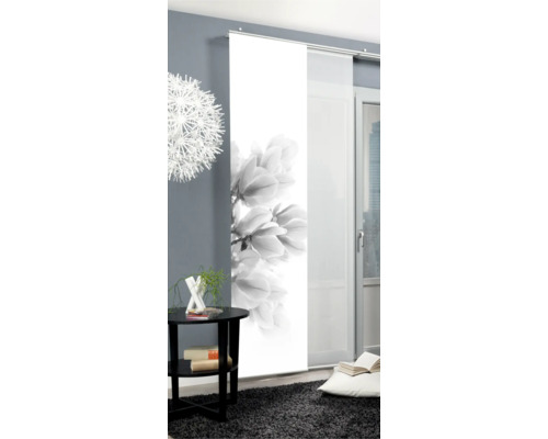 Jeu de panneaux japonais décoratifs avec motif floral dans une pièce lumineuse et moderne