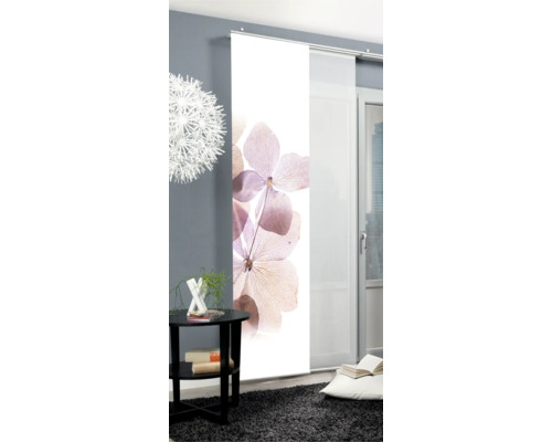 Vue d''une pièce avec un rideau coulissant à motif floral