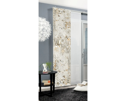 Wohnraum mit Schiebegardine mit Muster, Tisch und Dekoration