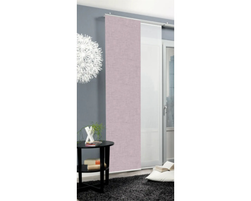 Dekorativer Schiebevorhang im Wohnraum mit Tisch und Teppich