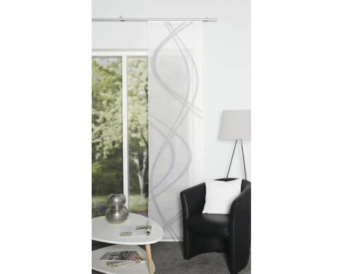 Dekorativer Schiebevorhang mit modernem Muster vor Fenster