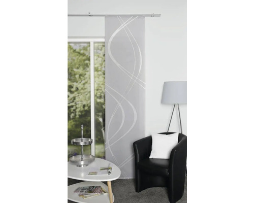 Dekorative Schiebegardine mit abstraktem Muster im Wohnzimmer.