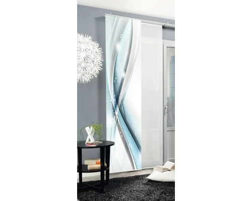 Dekoratives Schiebegardinenpaneel mit abstraktem Design in einem Wohnraum.