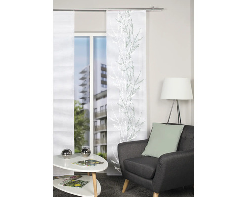 Salon avec panneaux coulissants, fauteuil et table d''appoint pour une ambiance claire et organisée.