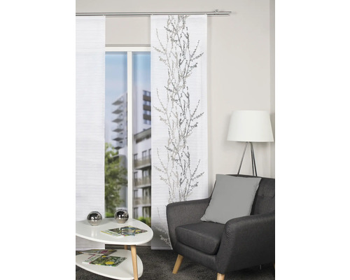 Salon avec rideaux coulissants à motifs végétaux