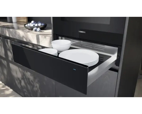 Logo Siemens au-dessus d''un tiroir chauffant avec vaisselle