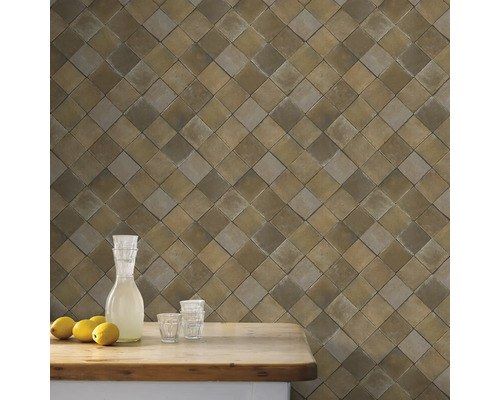 Décoration murale avec des carreaux carrés et une table avec des boissons