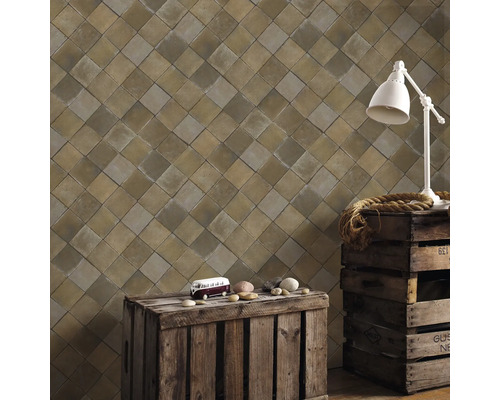 Aménagement mural avec des carreaux de céramique carrés et une décoration en bois