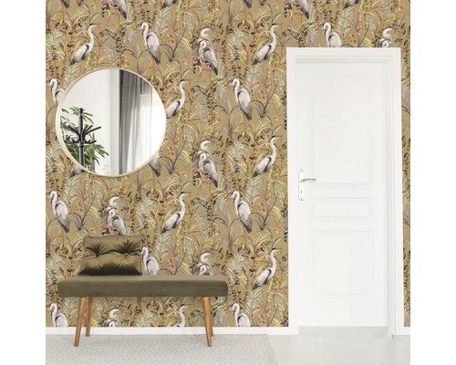 Vue d''une pièce avec papier peint à motifs de hérons et de plantes, miroir, banc et porte