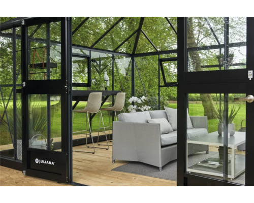 Intérieur d''une serre avec des sièges et une table