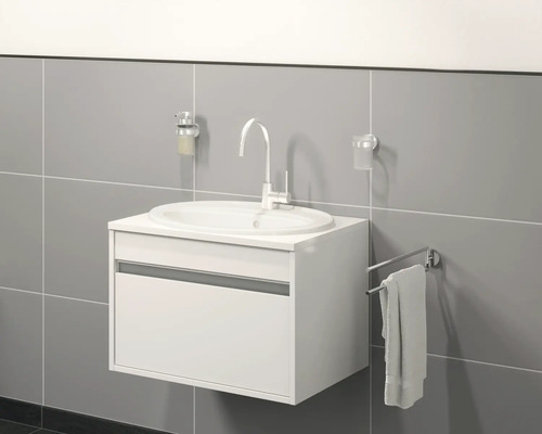 Salle de bain moderne avec meuble sous-lavabo, robinet, distributeur de savon, gobelet à brosse à dents et porte-serviettes
